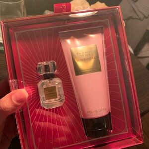 Victoria's Secret Bombshell Gift Set - Red and Pink